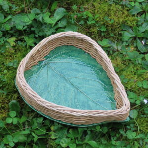 Plateau feuille en céramique et rotin